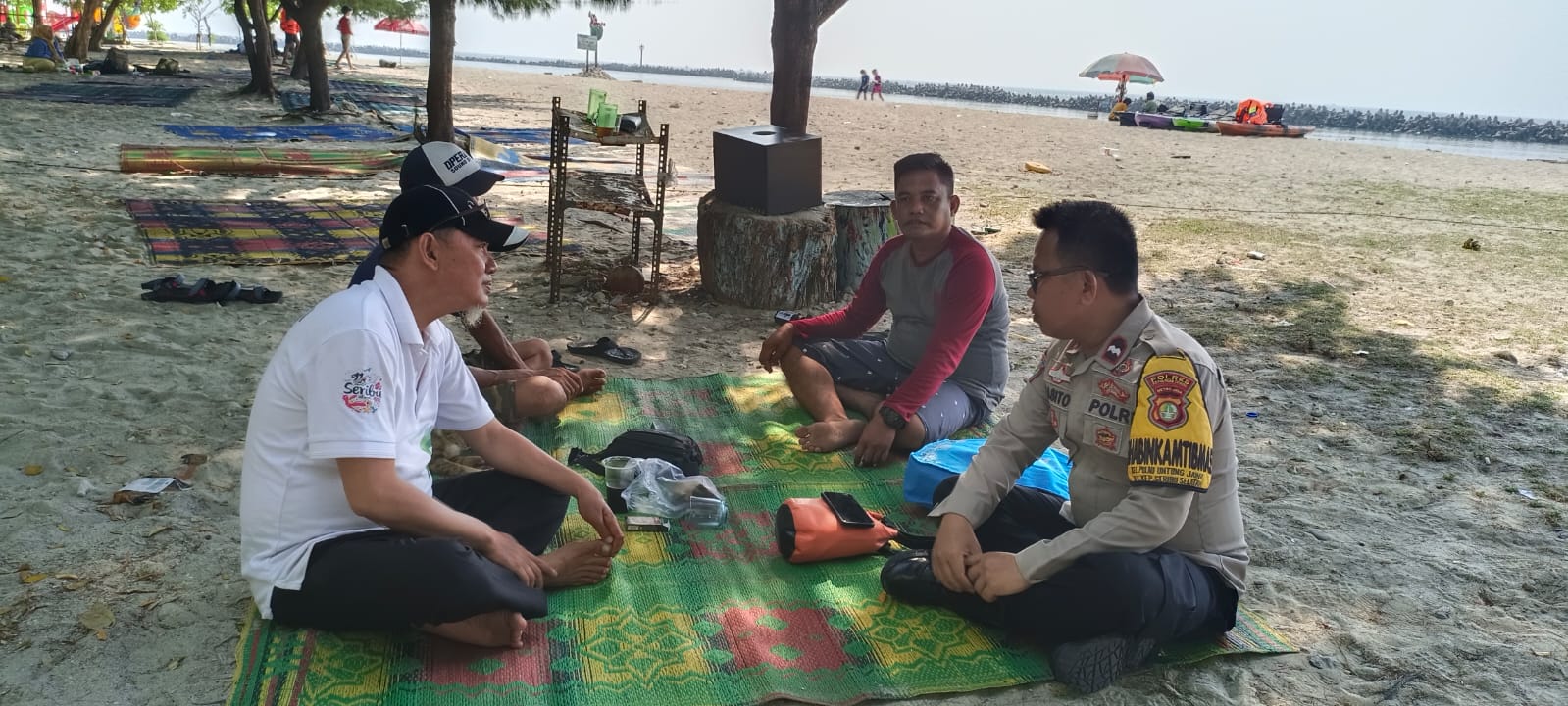 Bhabinkamtibmas Pulau Untung Jawa Intensif Sambangi Warga, Berhasil Tingkatkan Keamanan dan Kedekatan Komunitas