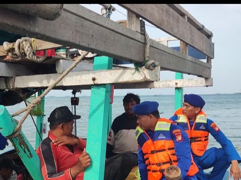 Team Patroli Satpolair Polres Kepulauan Seribu Mantap di Perairan Pulau Pari: Ajak Warga Jaga Kamtibmas dan Sukseskan Pemilu 2024