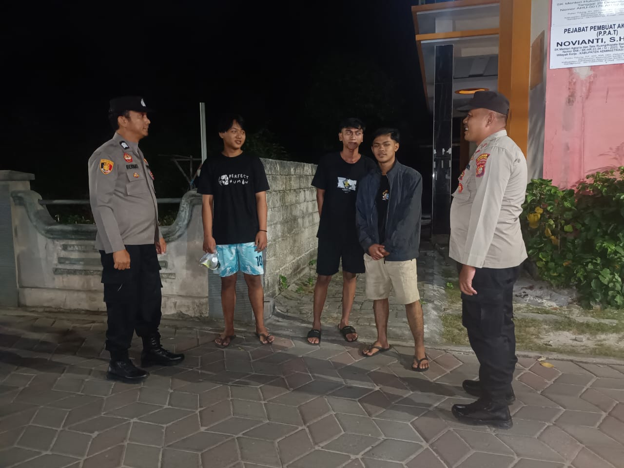 Polsek Kepulauan Seribu Selatan Gelar Patroli Malam Sambang dan Berikan Himbauan Pencegahan Kenakalan Remaja