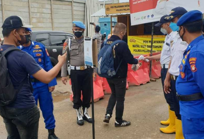 79 Penumpang Kapal Berangkat ke Pulau Seribu Setelah Scan PeduliLindungi dan Menerapkan ProKes di Pelabuhan Kaliadem