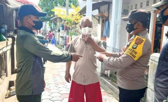 Saat Bagikan 1.300 Masker Ke Warga, Polres Kep Seribu Sampaikan Himbauan ProKes