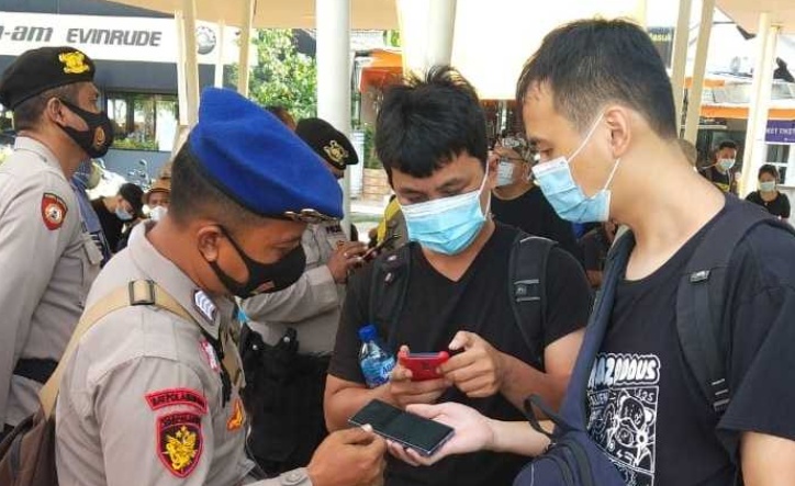 Polres Kep Seribu Wajibkan 450 Penumpang Kapal Kep Pulau Seribu Di Dermaga Marina Ancol Taat ProKes dan Scan Barcode Peduli Lindungi