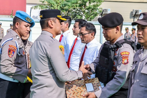 Atas Dedikasi dan Prestasi, Kapolres Metro Jakarta Barat Beri Penghargaan kepada 62 Personel