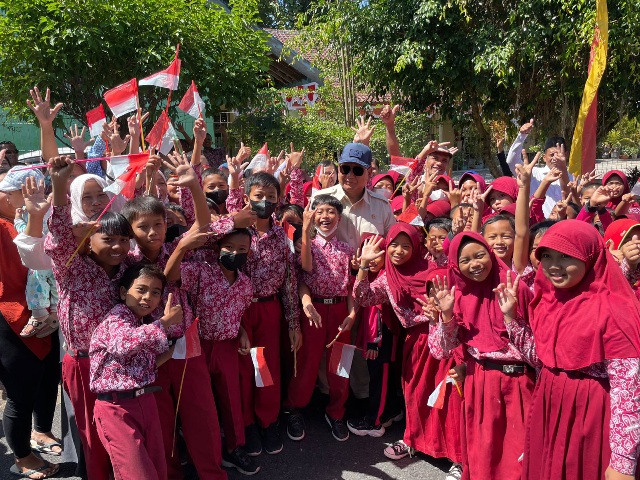 Suasana Ceria Prabowo Bareng Siswa SD di Gunung Kidul: Belajar Yang Baik Ya!