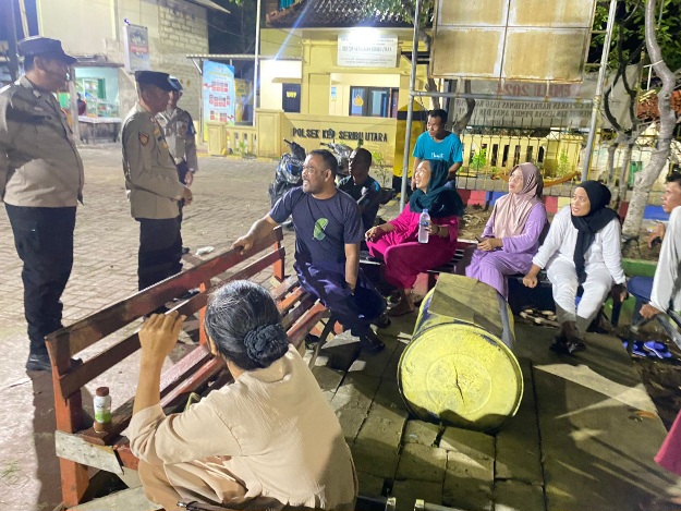 Patroli Malam Dialogis Polsek Kepulauan Seribu Utara di Pulau Pramuka: Antisipasi Kenakalan Remaja dan Ajak Warga Sukseskan Pemilu 2024