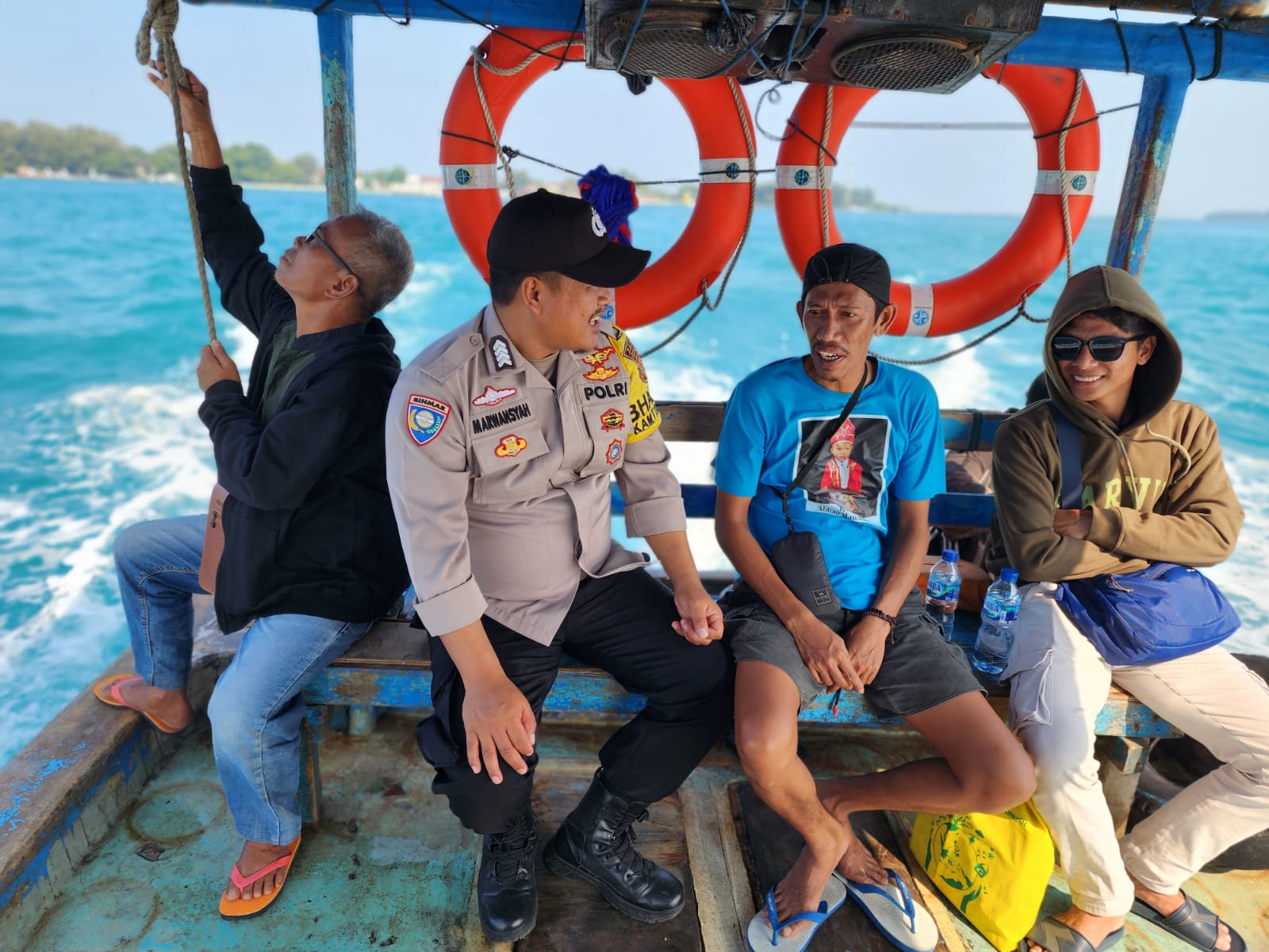 Bhabinkamtibmas Pulau Pramuka Gelar Sambang Tokoh Masyarakat di Atas Kapal, Ajak Bersama Menjaga Ketentraman Pasca Pemilu 2024