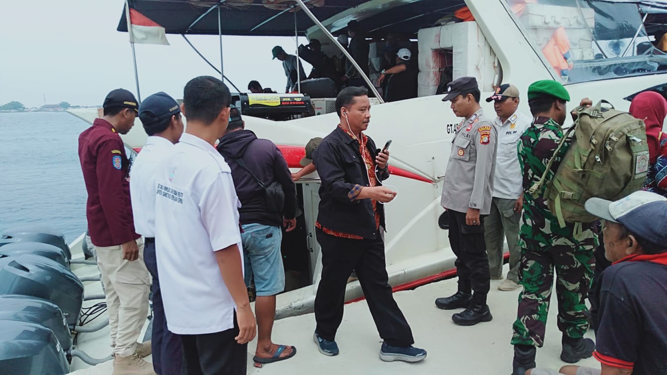 Polsek Kepulauan Seribu Utara Terus Lakukan Giat Pengamanan dan Pelayanan di Dermaga Utama Pulau Kelapa