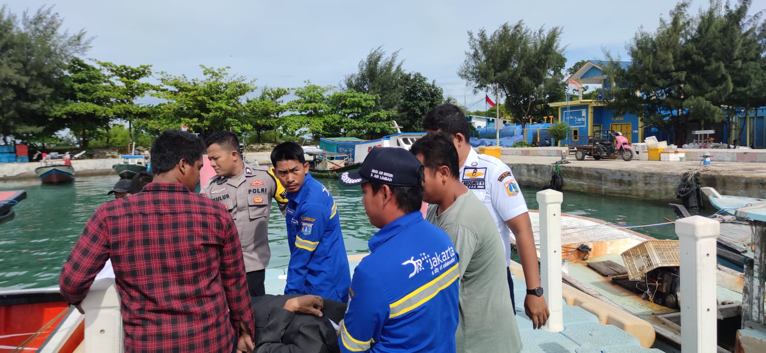 Pelayanan Prima, Bhabinkamtibmas Pulau Lancang Bantu Warga Stroke Evakuasi ke RSUD Cengkareng