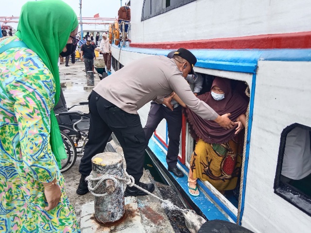 Kapolsek Kepulauan Seribu Utara Tunjukkan Aksi Humanis: Bantu Wisatawan Lansia di Dermaga Pulau Harapan