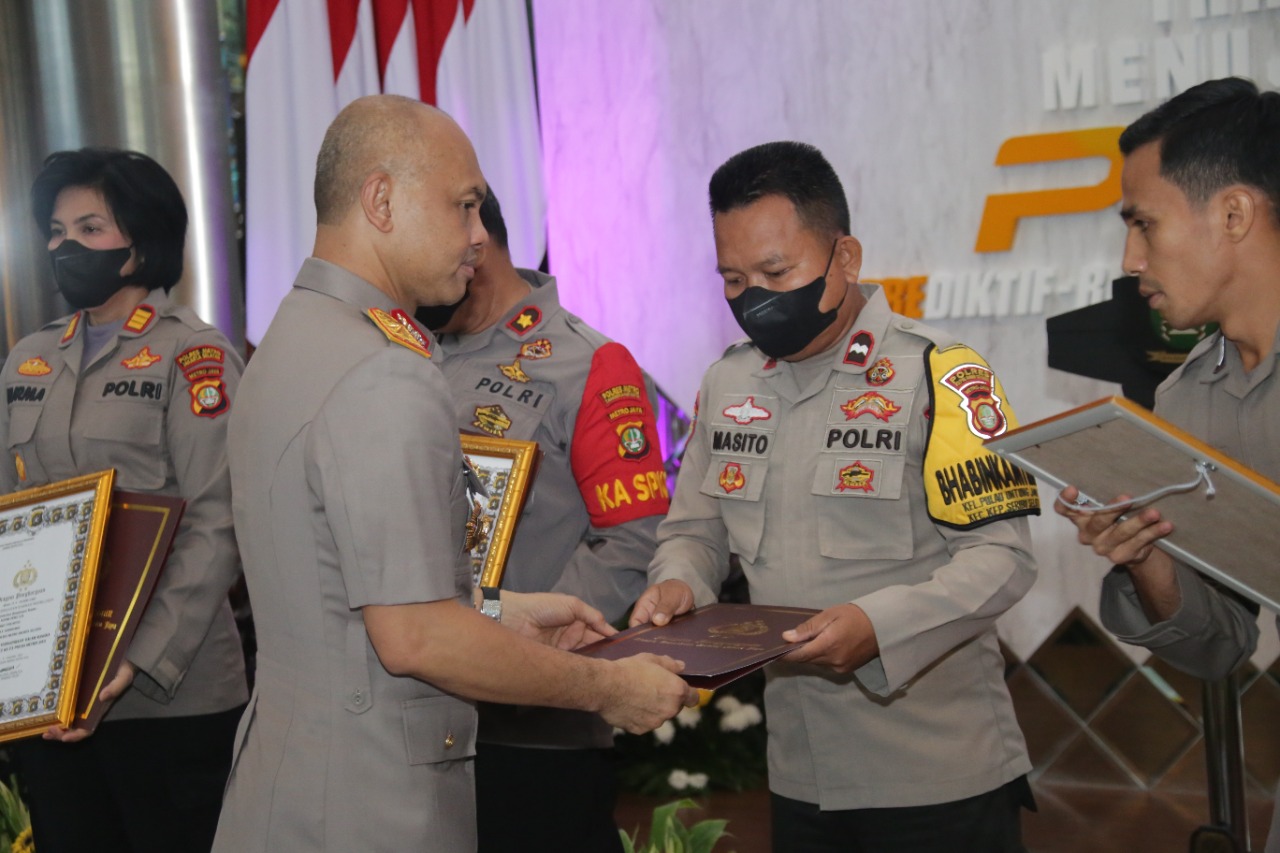 Pak Bhabin Pulau Untung Jawa Dianugerahi Bhabinkamtibmas Terinspiratif oleh Kapolda Metro Jaya
