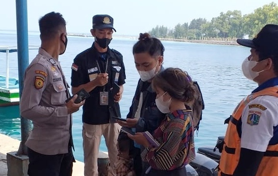 Di Dermaga Kedatangan Pulau Panggang, 23 Warga Tunjukkan Sertifikat Vaksin