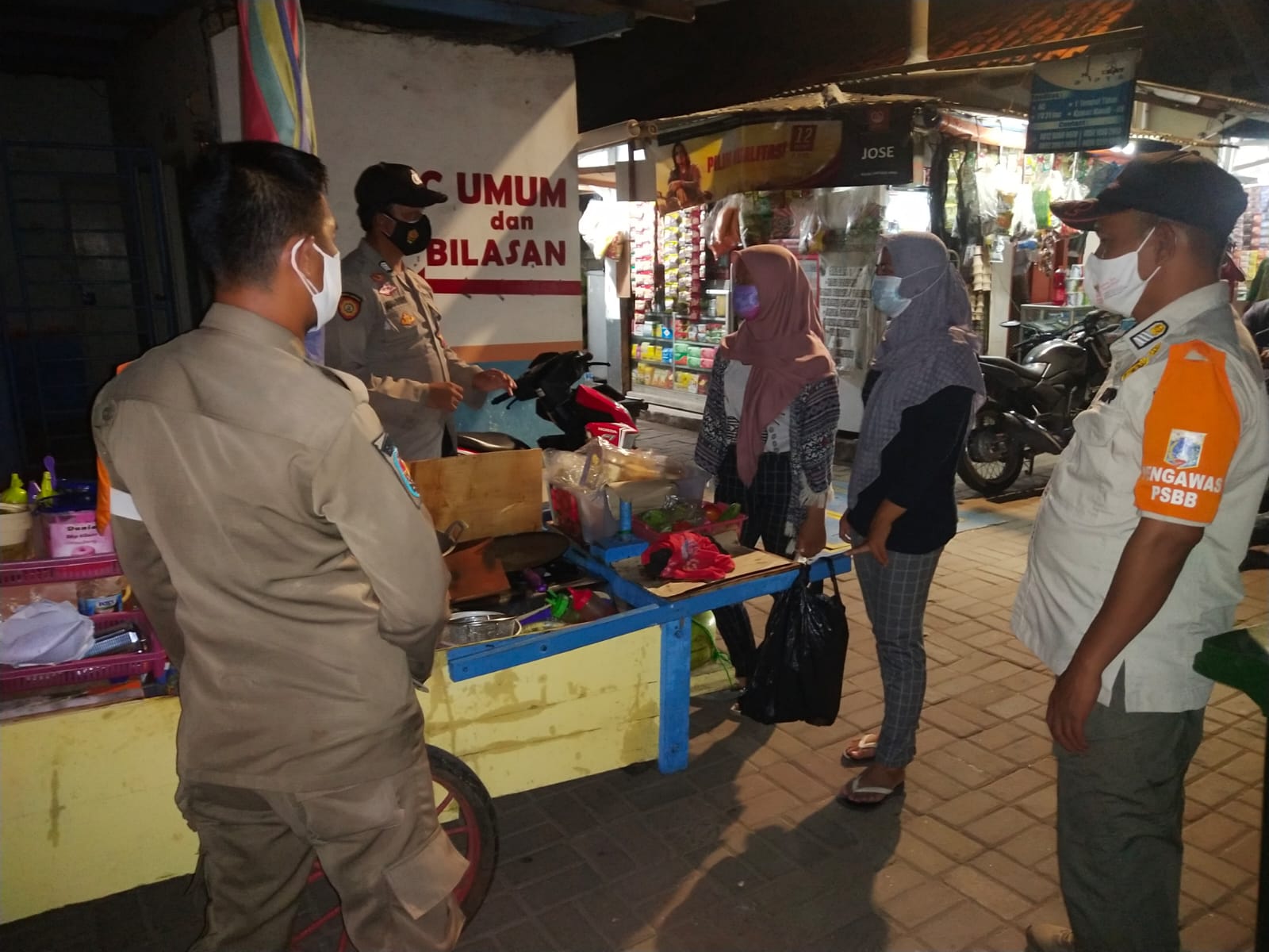 Sasar Ruang Publik, Patroli Malam Hari Gabungan Polsek Kep Seribu Selatan Giatkan Pengawasan ProKes