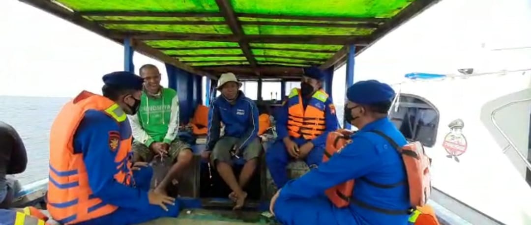 Patroli Perairan Oleh Sat Polair Polres Kepulauan Seribu Sambangi Para Nelayan