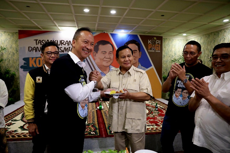 Prabowo Terima Tumpeng Syukuran Posko Relawan Prabowo-Gibran dari Agus Gumiwang dan Hasan Nasbi