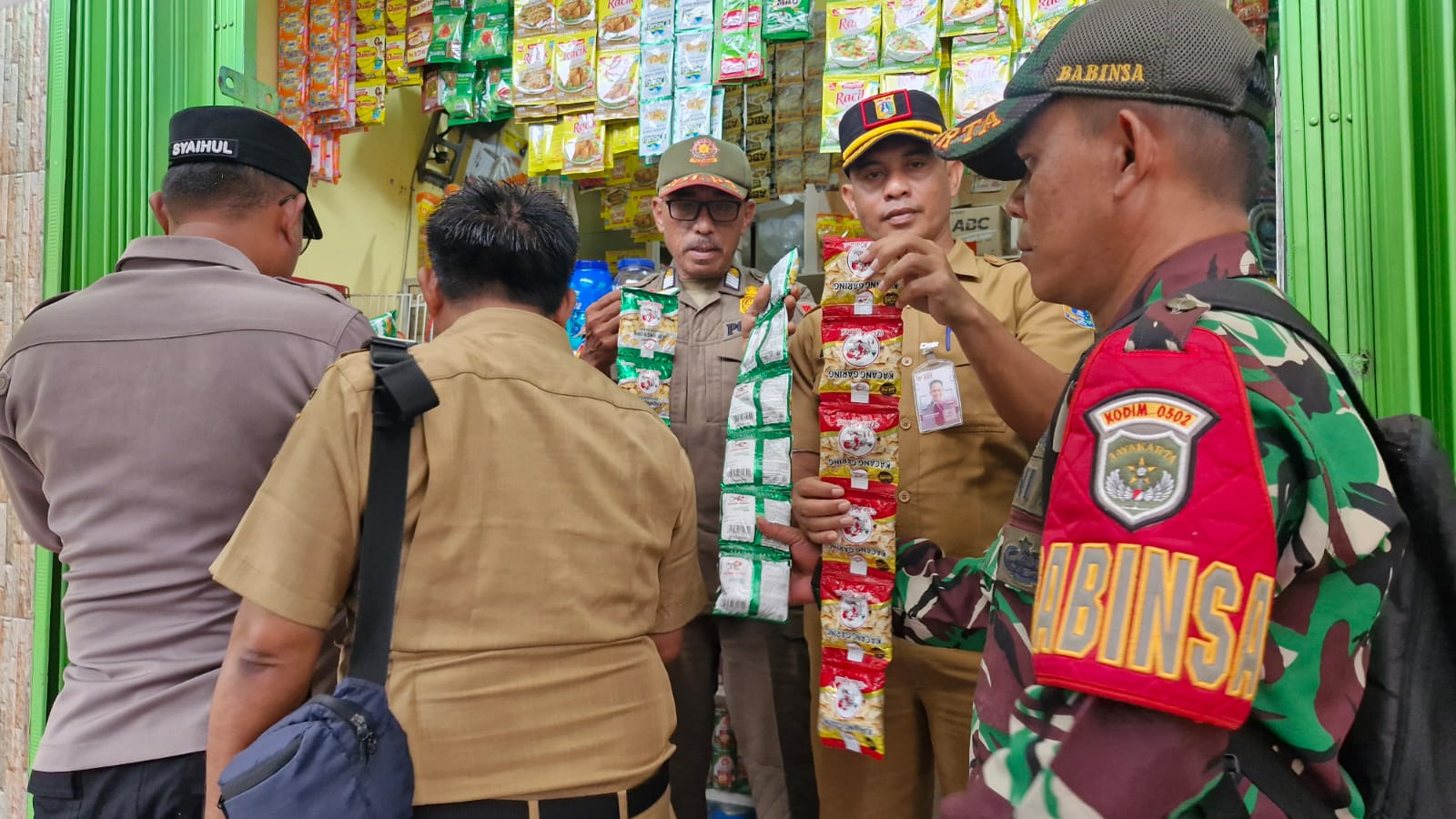 Polsek Kepulauan Seribu Utara Bersama TNI dan Pemda Gelar Penertiban Makanan Minuman Kadaluarsa di Pulau Panggang