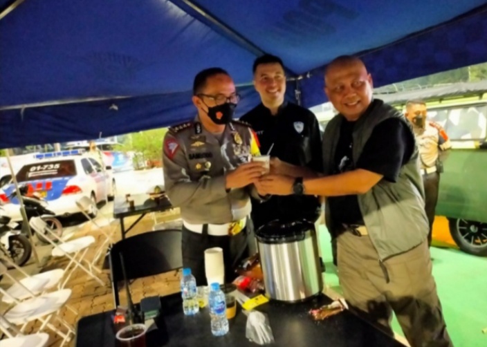 Komunitas VW Van Club membagikan Snack dan Kopi Kepada Anggota Polri Yang bertugas Di Pospam Polda Metro Jaya
