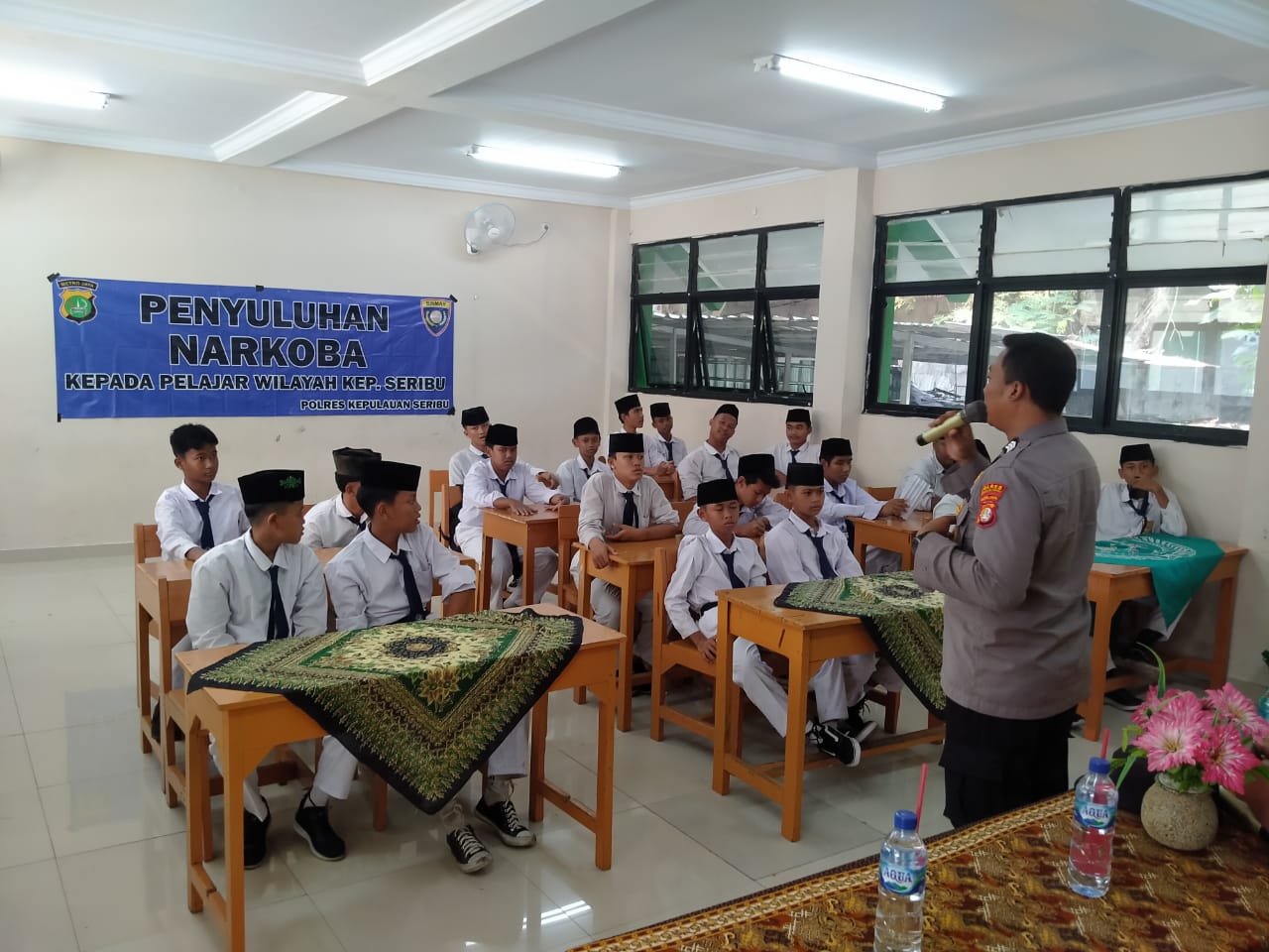 Sat Binmas Polres Kepulauan Seribu Sosialisasikan Bahaya Narkoba dan Kenakalan Remaja di SMPN 241 Pulau Tidung