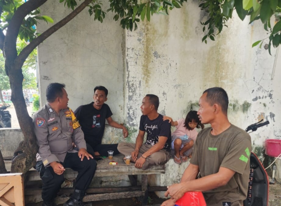 Bhabinkamtibmas Pulau Pramuka Sambangi Tokoh Masyarakat, Ajak Warga Aktif Jaga Keamanan Wilayah