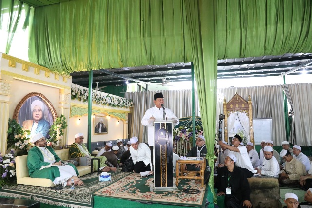 Tak Ingin Belakangi Habib dan Ulama, Prabowo Miringkan Podium saat Beri Sambutan di Haul Akbar Habib Munzir ke-10