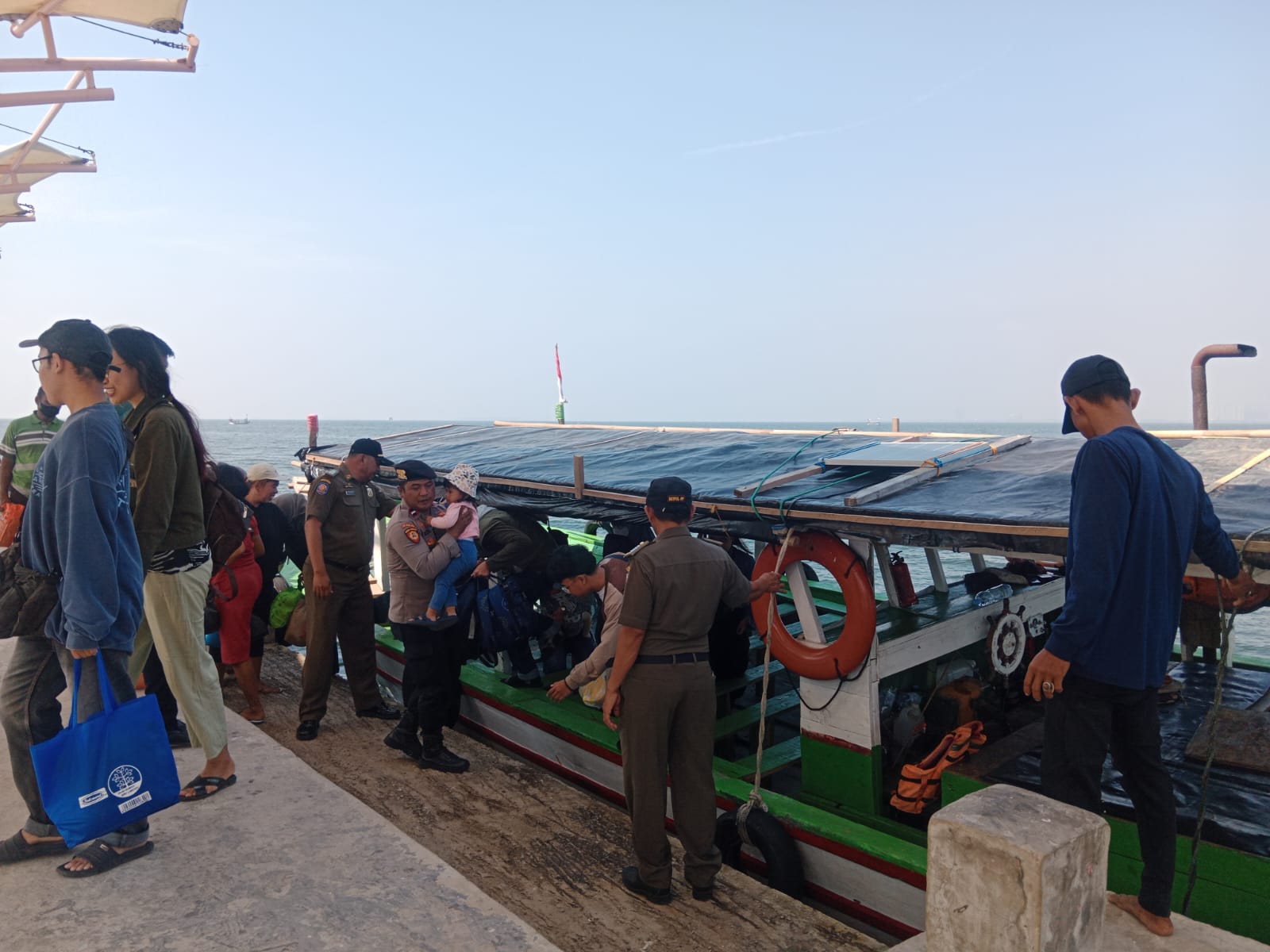 Polisi Humanis Kawal Pengamanan di Dermaga Pulau Untung Jawa, Antisipasi Narkoba dan Miras