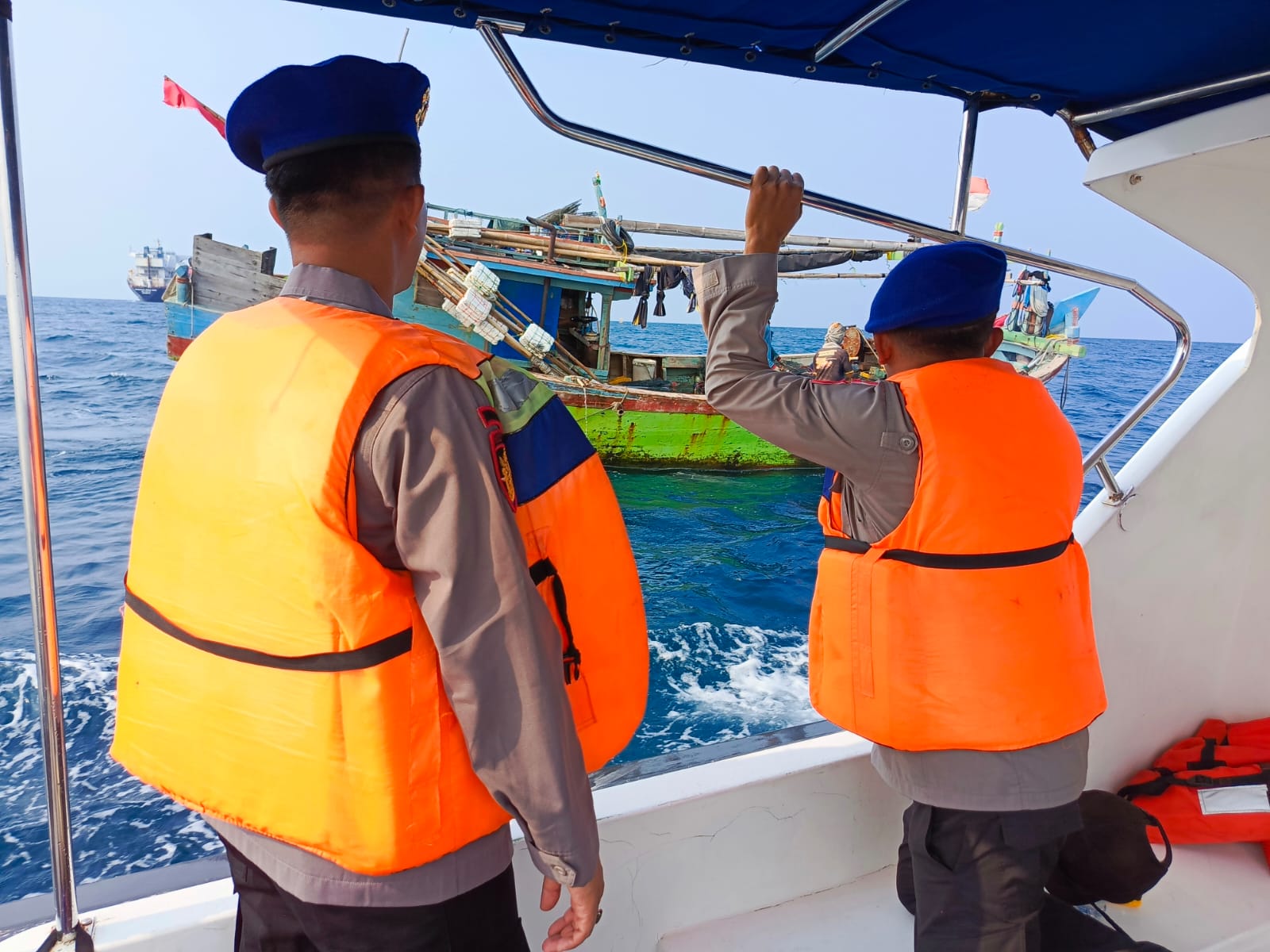 Tim Patroli Satpolair Polres Kepulauan Seribu Mengerahkan Kapal Patroli KP. VII - 40 - 203 untuk Menjaga Keamanan Perairan Objek Vital Nusantara Regas