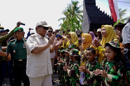 Momen Prabowo Disambut Para ‘TNI Cilik’ di Tuban