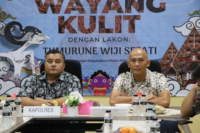 Polres Kepulauan Seribu Gelar Nobar Wayang Kulit "Tumurune Wiji Sejati" dalam Rangka Hari Bhayangkara ke 78