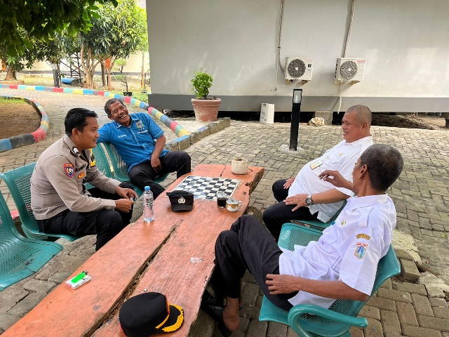 Bhabinkamtibmas Pulau Tidung  Jalin Silaturahmi dan Sosialisasikan Call Centre POLRI 110 serta Bahaya Judi Online