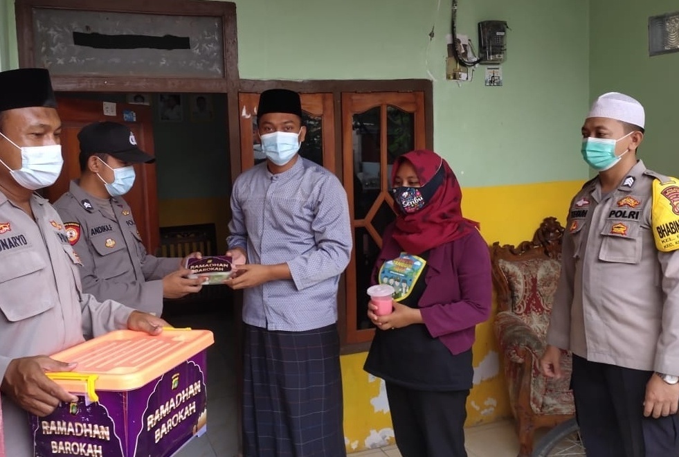 Ramadhan Barokah, Polres Kep Seribu Bagikan 80 Paket Takjil Buka Puasa Ke Warga Pulau