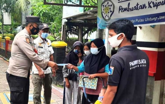 Cegah Sebaran Omicron, Polres Kep Seribu Terus Giatkan Himbauan Taat ProKes dan Bagikan 1.300 Masker