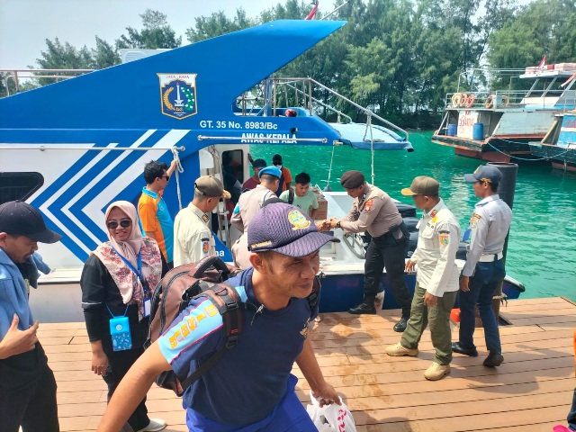 Polsek Kepulauan Seribu Selatan Lakukan Pengamanan Dermaga Pulau Tidung, Polisi Humanis Bantu Wisatawan  