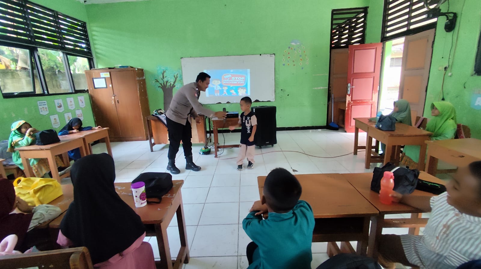 Bhabinkamtibmas Pulau Tidung Berikan Penyuluhan Anti-Bullying dalam MPLS SDN 03 Pagi Pulau Tidung