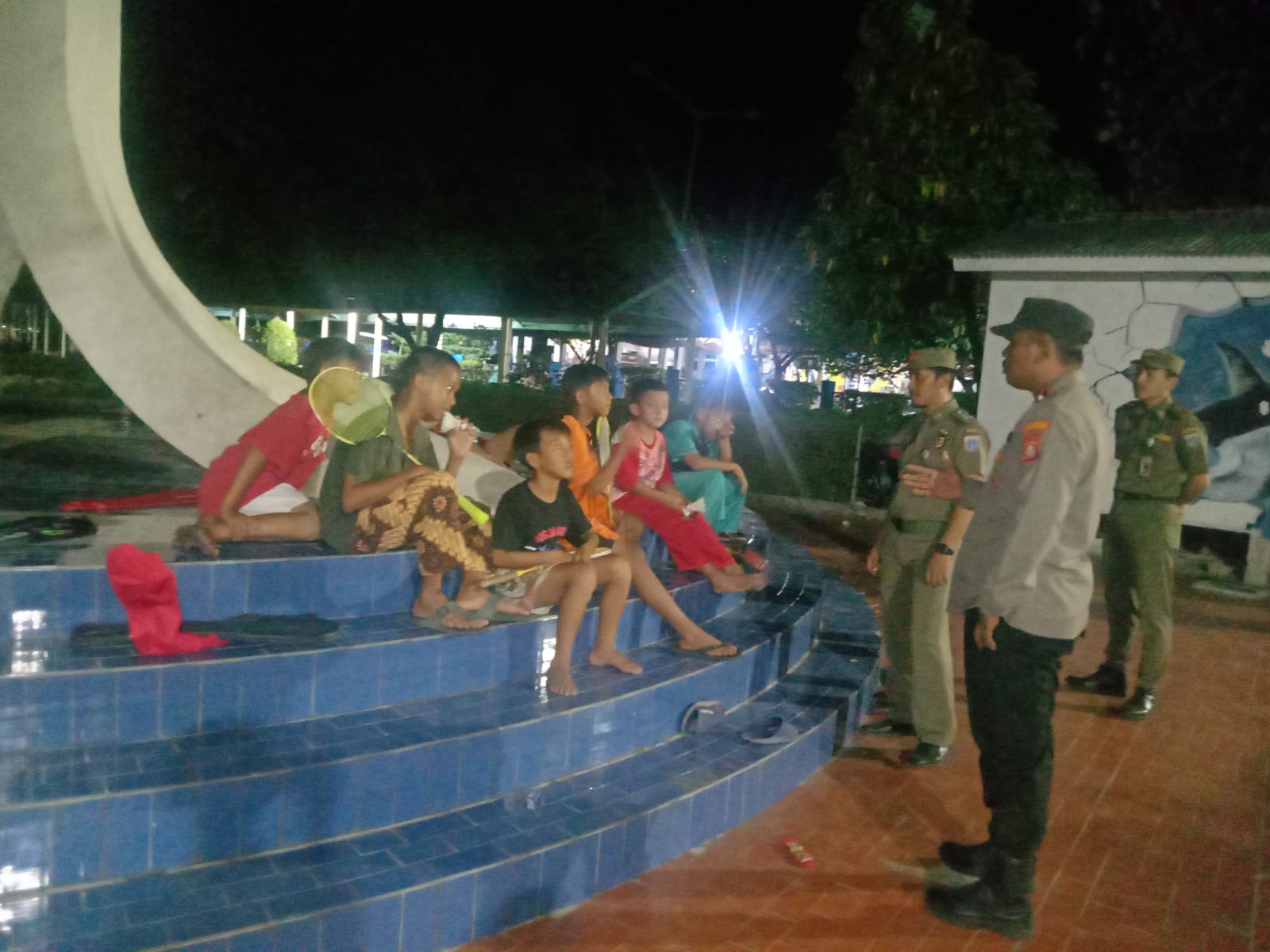 Polsek Kepulauan Seribu Selatan Lakukan Patroli Malam Sambang Remaja di Pulau Untung Jawa untuk Cegah Kenakalan Remaja