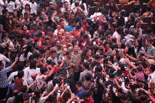 Prabowo Hadir Natal Nasional di Surabaya Bareng Jokowi, Masyarakat Antusias Minta Selfie