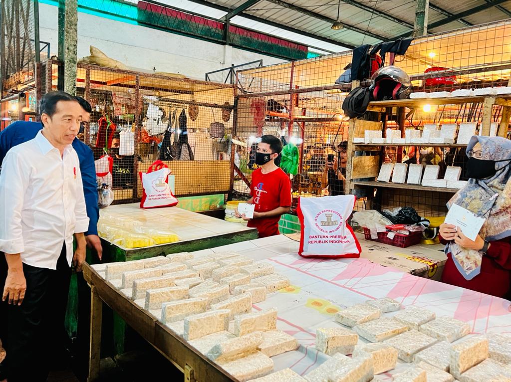 Jelang Nataru, Presiden Jokowi Cek Harga Bahan Pokok di Pasar Cigombong