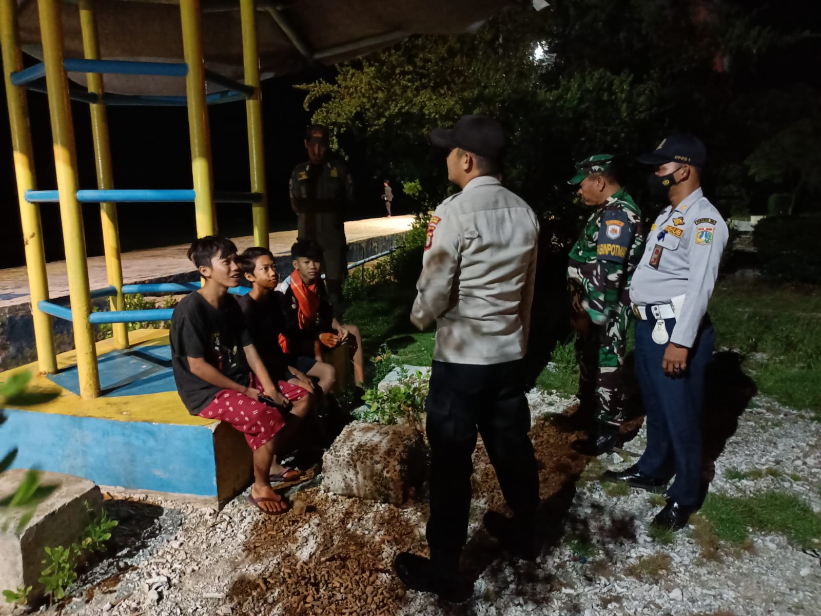 Patroli Malam Ramadhan Di Pulau Pari Sinergitas TNI-Polri dan Pemda Dalam Mencegah Kenakalan Remaja