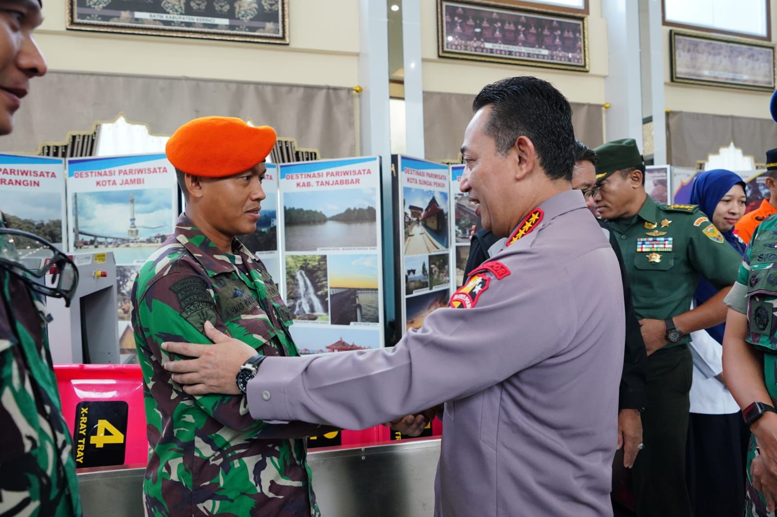 Kapolri Beri Apresiasi Langsung ke TNI yang 'Berputar' dan Tim Gabungan Evakuasi Kapolda Jambi 