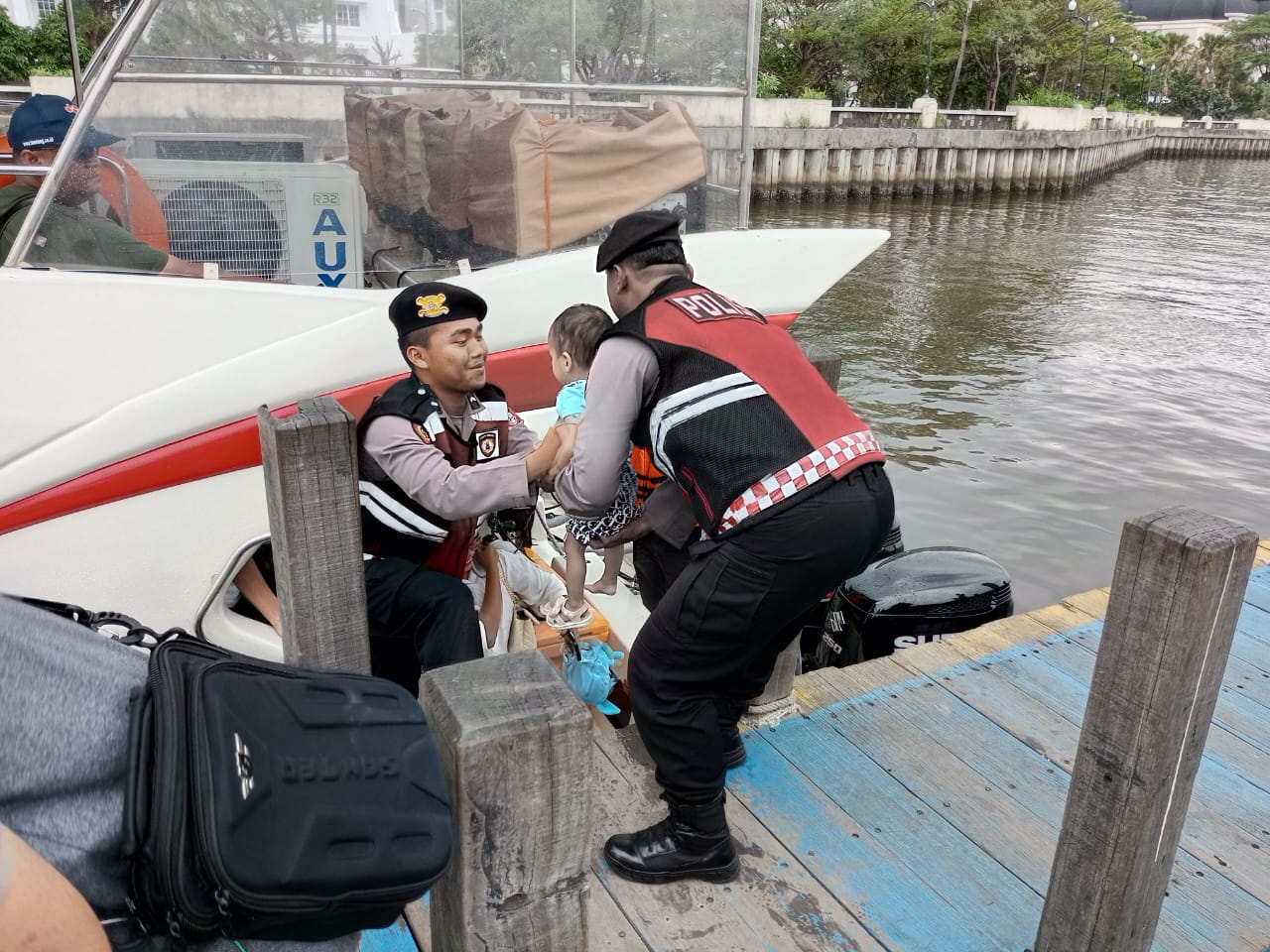 Sat Samapta Polres Kepulauan Seribu Berikan Pengamanan Humanis saat Kedatangan Wisatawan di Dermaga 16 Marina Ancol