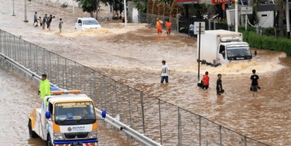 Ogah Komentari Soal Banjir, Heru Budi : Gubernurnya Masih Pak Anies