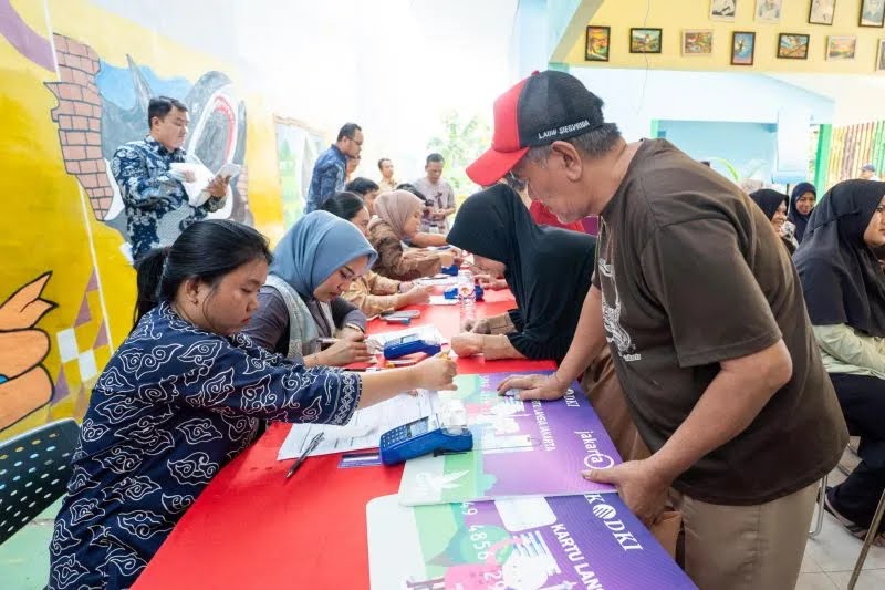 Bank DKI Distribusikan Kartu Bantuan Sosial Kepada Ribuan Penerima