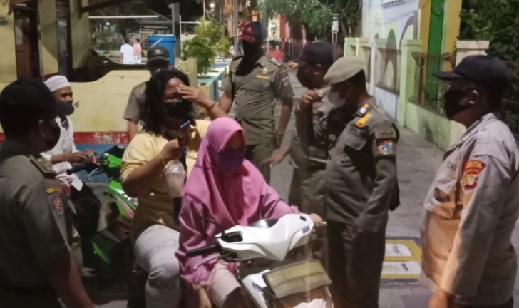 Pastikan Warga Taat ProKes, Polsek Kepulauan Seribu Utara Gelar Patroli PPKM Malam Hari