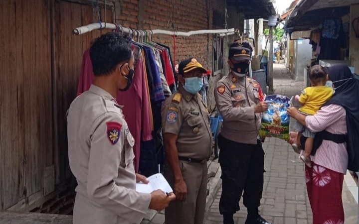 36 KK di Dua Pulau Hari ini Dapat Bansos dari Polsek Kep Seribu Utara