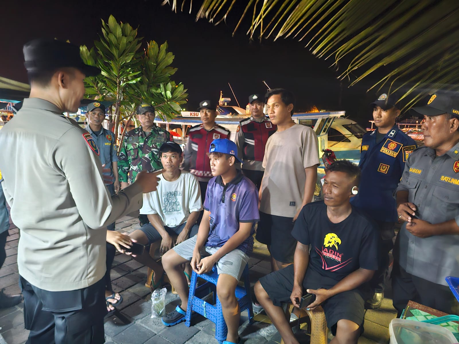 Sinergi TNI-Polri Perkuat Siskamling, Patroli Malam Cegah Gangguan Kamtibmas di Kepulauan Seribu Utara