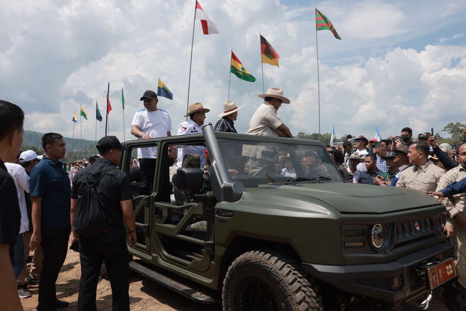 Produksi Anak Bangsa, Prabowo Kenalkan Rantis Maung di Tanah Minang