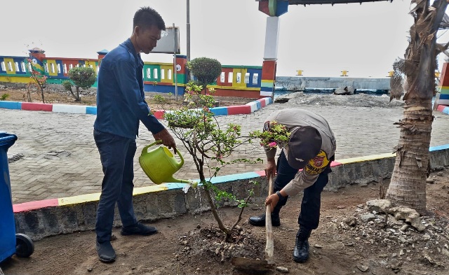 Polsek Kepulauan Seribu Utara dan Warga Bersatu dalam Penanaman Bibit Pohon untuk Kurangi Polusi Udara