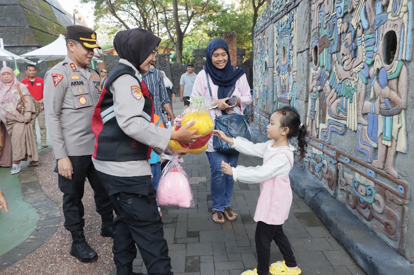 Kapolres Dan  Polwan Jakut Bagi Boneka ke Pengunjung Anak di Ancol