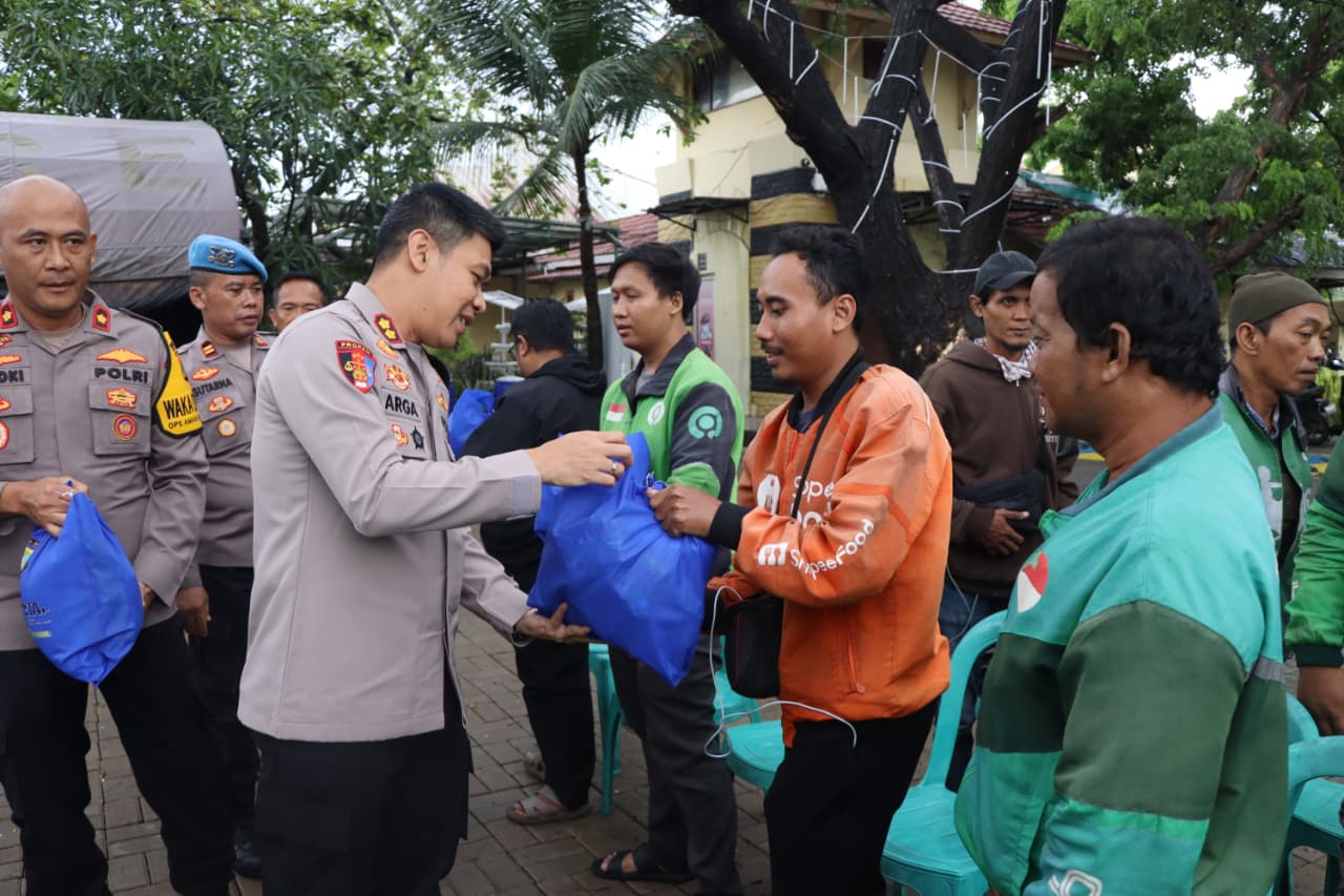 Jumat Peduli di Marina Ancol: Polres Kepulauan Seribu Ulurkan Kepedulian untuk Driver Ojol dan Warga