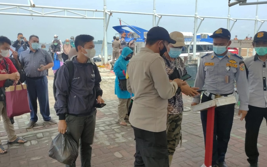 Polsek Kep Seribu Utara Pandu 25 Warga Tiba di Pulau Pramuka Scan Barcode Peduli Lindungi
