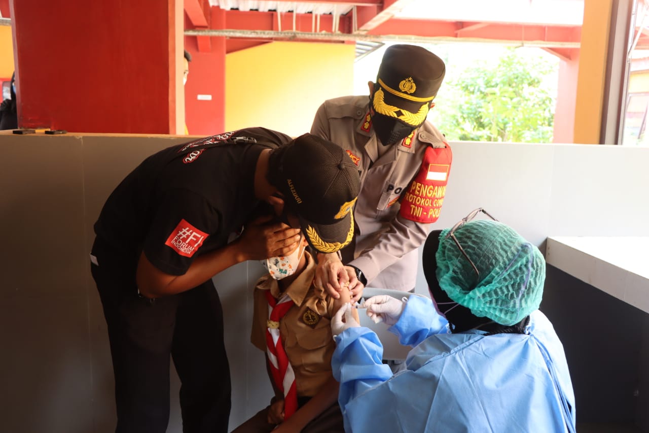 Kapolres Kepulauan Seribu Tinjau Langsung Pelaksanaan Gerai Vaksin Bagi Anak Usia 6-11 Tahun Di Pulau Untung Jawa