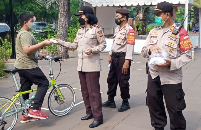 Polsek Pademangan Himbau ProKes dan Bagikan Masker ke Pengunjung Ancol